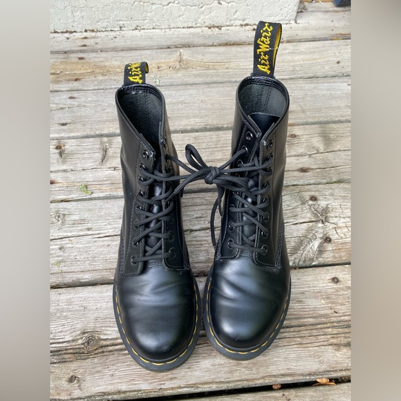 Dr. Martens Shoes - Dr. Martens 1460 size 8US